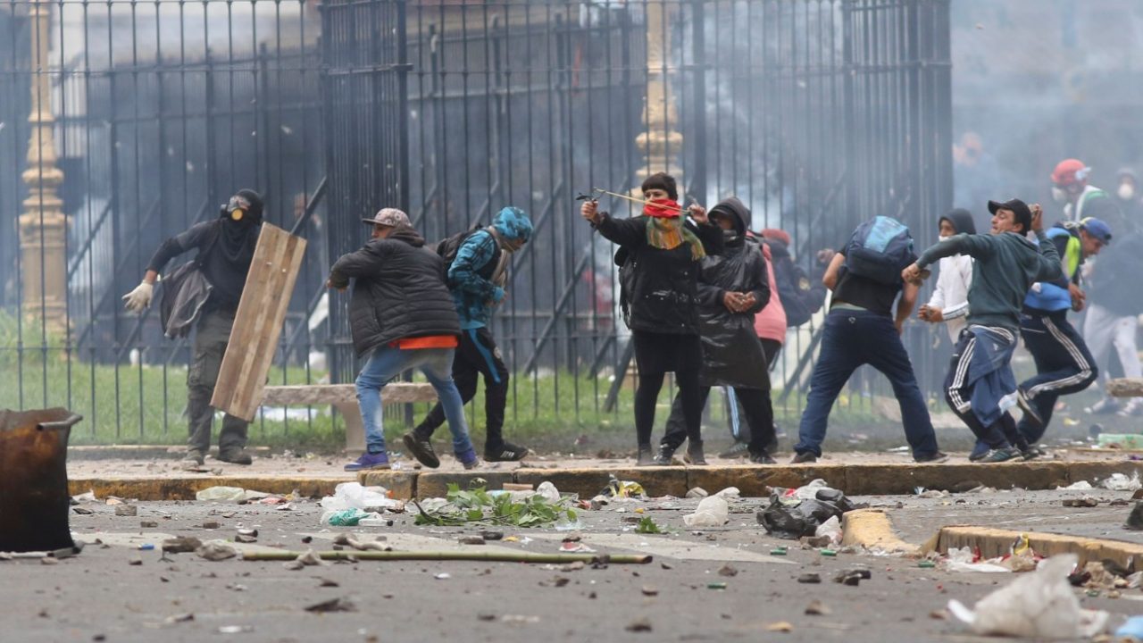 Incidentes En La Marcha Contra El FMI Frente Al Congreso