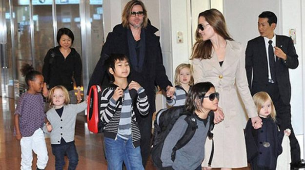 Angelina Jolie y Brad Pitt con sus hijos