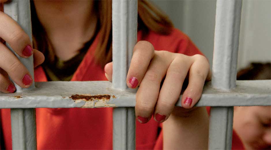 Mujeres jóvenes en la cárcel