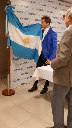 David Bisbal besa bandera argentina