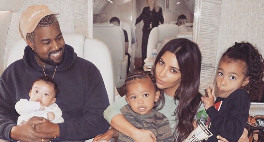 Kim Kardashian y Kanye West con sus hijos