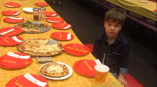  Un niño celebró solo su cumpleaños y la conmovedora foto se hizo viral