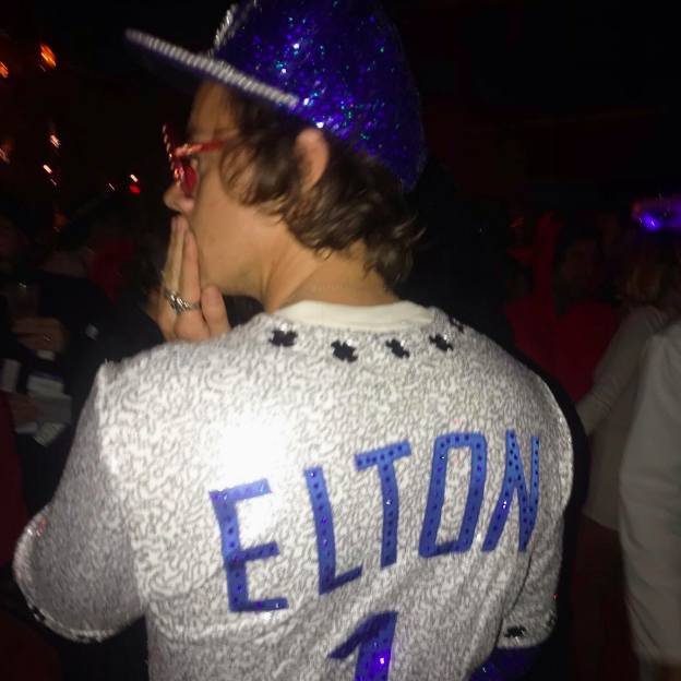 Harry Styles si traveste da Elton John per Halloween - R 101