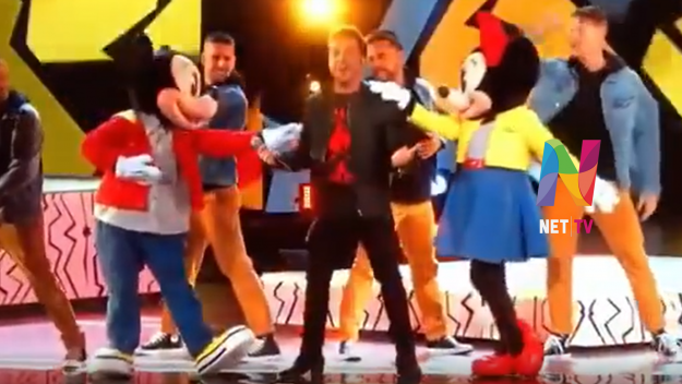 Luis Fonsi con Mickey y Minnie