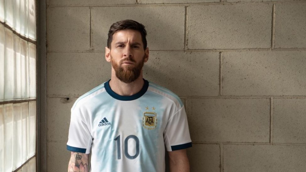 Lionel Messi posó con la nueva camiseta de la Selección Argentina