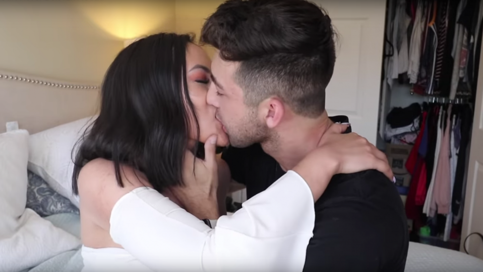 Youtuber besa apasionadamente a su hermana