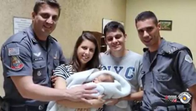 policias brasileños salvan a bebe