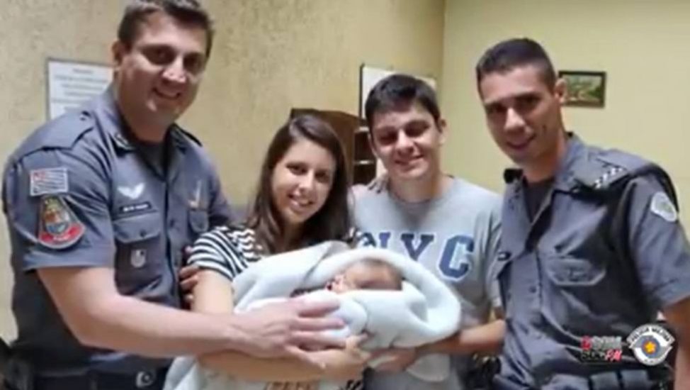 policias brasileños salvan a bebe