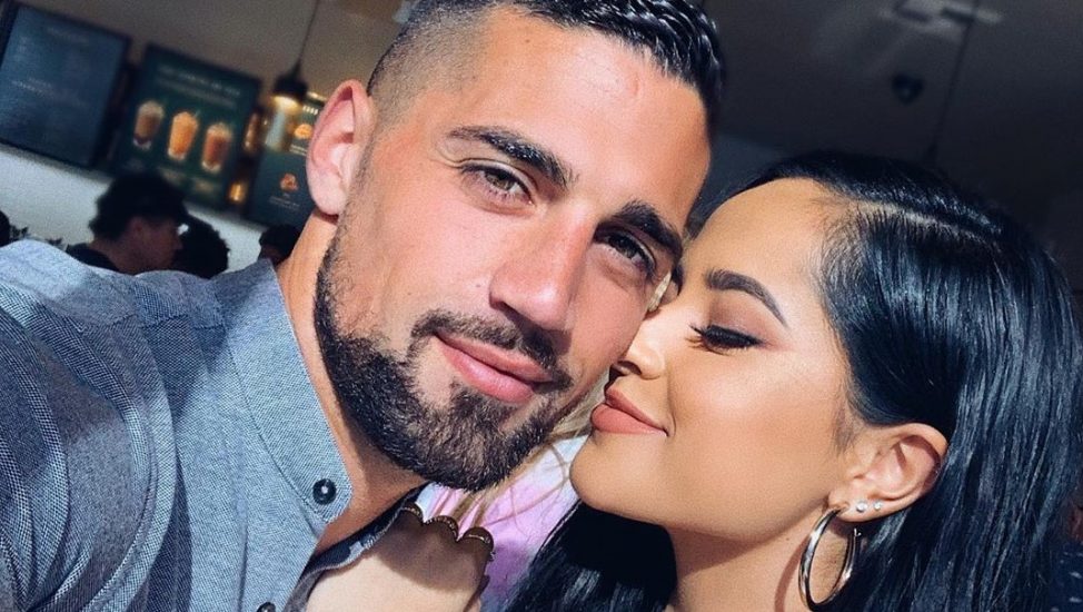 Becky G tiene a su novio rendido a sus pies