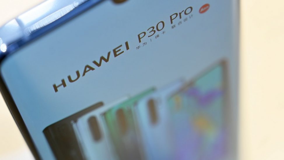 Huawei tendrá que eliminar la publicidad de Booking.com