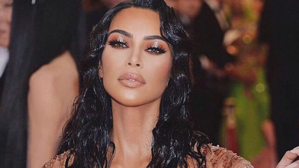 Kim Kardashian luce irreconocible con cabello corto