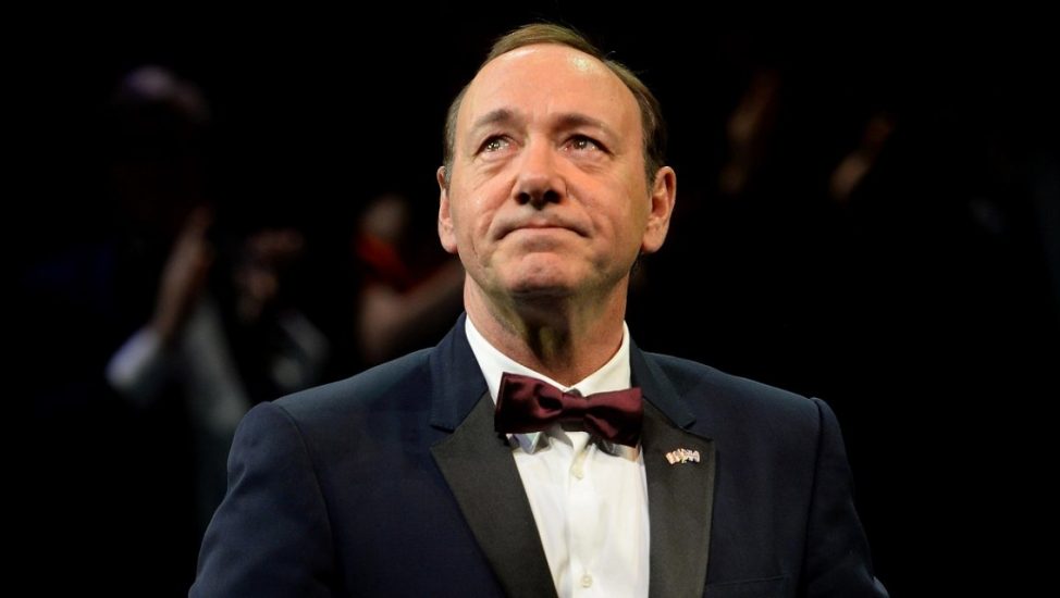 kevin spacey cargos agresion sexual
