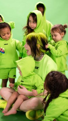 Billie Eilish enternece a las redes junto a niños pequeños y un gran anuncio