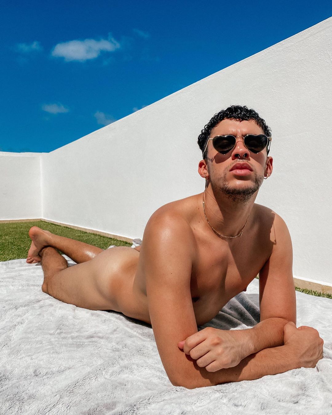 Bad Bunny aprovecha la cuarentena para tomar sol completamente desnudo