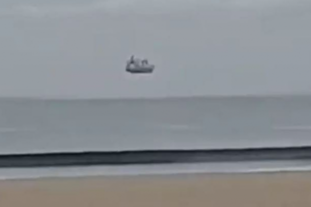 Barco que flota en el aire