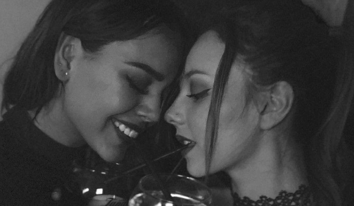 Ester Expósito y Danna Paola se besaron y calentaron las redes sociales