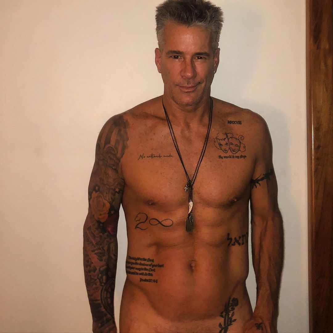 El actor Fernando Carrillo sorprendió con una foto desnudo en la que  muestra “su peor estado físico”