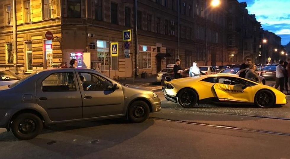 Un Renault Logan chocó a un Lamborghini y los memes estallaron