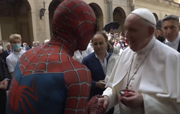 Papa Francisco con Spiderman