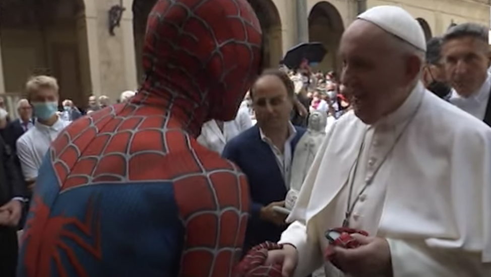 Papa Francisco con Spiderman