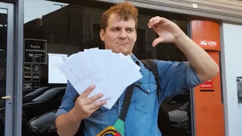 Iti El Hermoso escribe cartas de amor personalizadas en lugar de notas