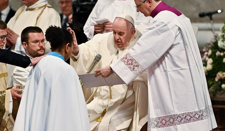 El Papa Francisco encabezó la vigilia pascual en el Vaticano