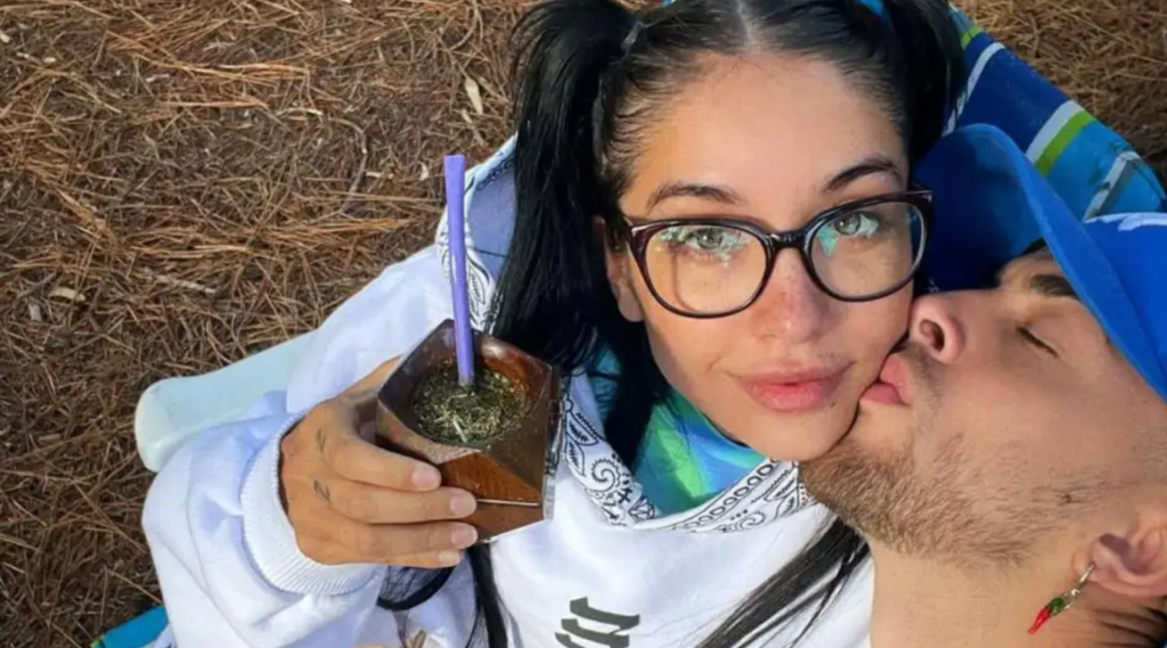 Maria becerra haciendo una mamada